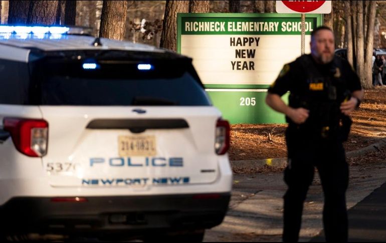 El cierre de la escuela se levantó alrededor de las 3:20 de la tarde. AP/B. Schuerman
