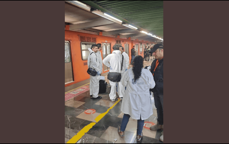 Los servicios de emergencia trabajan para rescatar a una de las cuatro personas que quedaron atrapadas en uno de los trenes. TWITTER / @FiscaliaCDMX