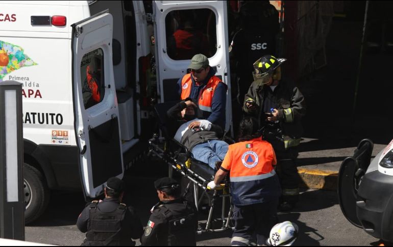 Afuera de la estación La Raza siguen atendiendo a los heridos del choque de trenes de la Línea 3 del Metro. SUN / C. Mejía