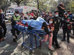 Elementos de Protección Civil, bomberos y de emergencia llegaron al lugar para poder rescatar a las personas lesionadas. SUN/F. Rojas