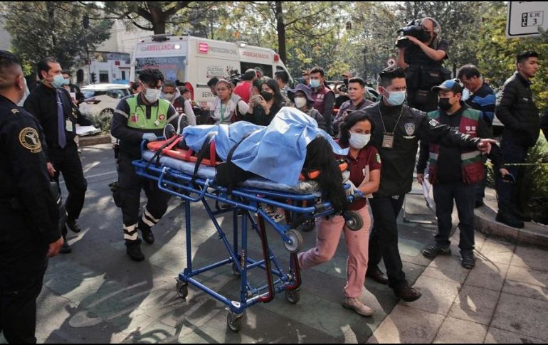 Elementos de Protección Civil, bomberos y de emergencia llegaron al lugar para poder rescatar a las personas lesionadas. SUN/F. Rojas