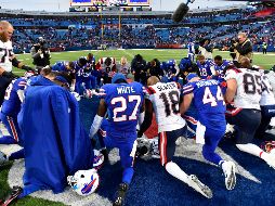 Jugadores de los Buffalos Bills le rendieron homaje a su compañero previo al comienzo del partido. AFP/Adrian Kraus