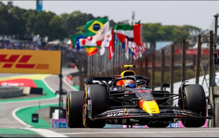 La relación entre Checo Pérez y Max Verstappen no es del todo buena en el equipo. Twitter/@SChecoPerez