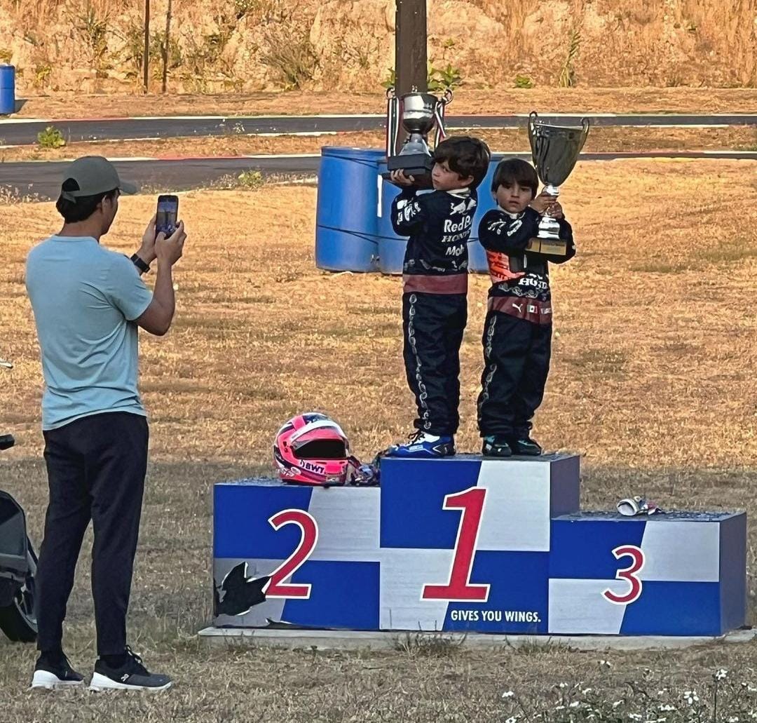 En una foto compartida en redes sociales, se pudo apreciar al hijo de Checo y Toño Perez, en el podio. Instagram/aperezgaribay