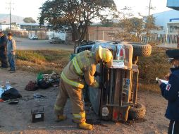 El conductor perdió el control del vehículo, lo que generó la volcadura. ESPECIAL/Protección Civil 
