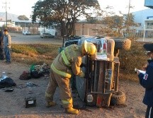 El conductor perdió el control del vehículo, lo que generó la volcadura. ESPECIAL/Protección Civil 