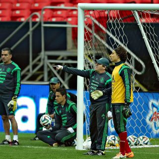 Miguel Herrera arremete contra Guillermo Ochoa, por querer jugar su sexto Mundial