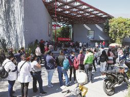 Las oficinas del Infonavit lucieron a reventar en el último día para reconvertir los créditos. EL INFORMADOR/ C. Zepeda