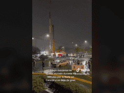 En las imágenes difundidas se observa un juego mecánico girando con personas en su interior, mientras se escuchan gritos y otros paseantes corren por la calle, mientras una lluvia azota a la feria. TIKTOK / chriscosgalla_