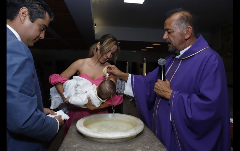 Bautizando al Pequeño Santiago. GENTE BIEN JALISCO/Claudio Jimeno