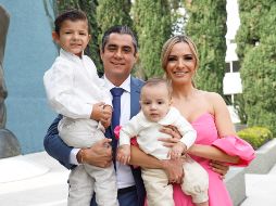 Franco, Armando y Santiago Orozco con Bettyna Alfaro. GENTE BIEN JALISCO/Claudio Jimeno