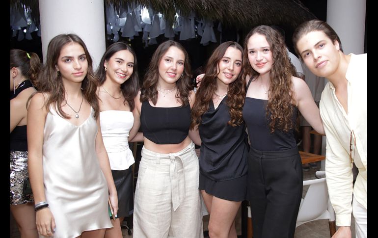 Valeria Buenrostro, Mariana Peregrina, Inés Uruñuela, Renata Watanabe, Teresa Chávez.  Cortesía