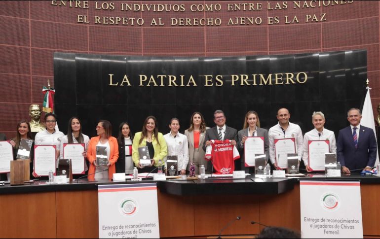 Jugadoras de Chivas acudieron al Senado de la República. Twitter/@senadomexicano