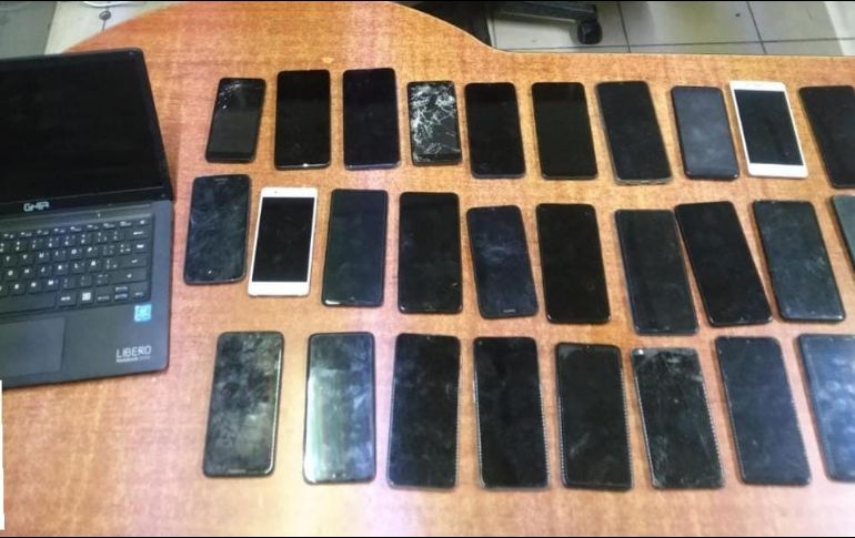 Policías lograron el aseguramiento de dos armas de fuego, equipos de cómputo y al menos 29 teléfonos celulares. ESPECIAL