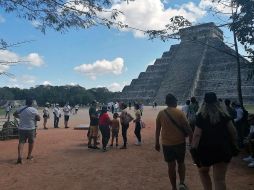 Fotografía cedida por el Instituto Nacional de Antropología e Historia de la llegada de turistas en la reapertura de la zona arqueológica de Chichén Itzá en Mérida. EFE/INAH