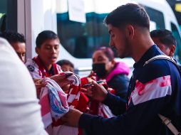 El equipo de Chivas se dio tiempo de atender a la afición que se dio cita a su llegada a San Luis Potosí. Twitter/@Chivas