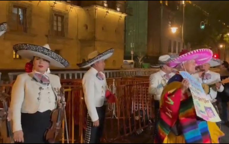 Beatriz Gutiérrez Müller salió desde su balcón a dar las gracias por la serenata. TWITTER / @El_Universal_Mx