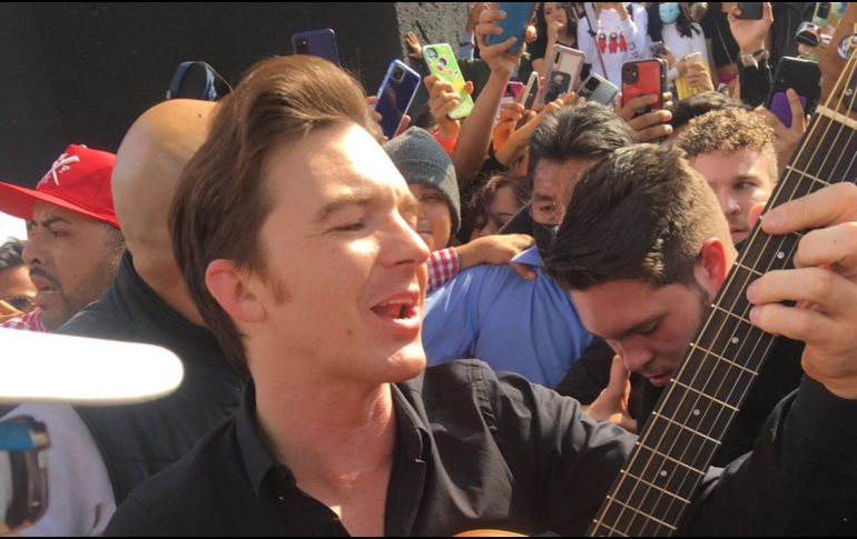 La cosa no quedó solo en eso, sino que los fans comenzaron a empujarse lo que provocó que Drake cayera al suelo, pues no debido a la multitud no pudo mantener el equilibrio. ESPECIAL