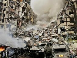 Los bombardeos alcanzaron un edificio residencial de nueve plantas. R. Chop/AP