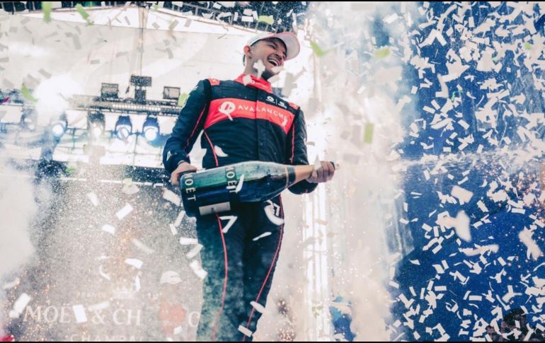 El piloto británico se llevó la primera victoria del 2023. Twitter/@JakeDennis19