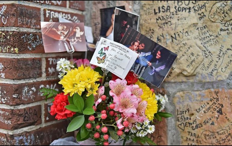 Fans dejan cartas y obsequios en Graceland para homenajear a Lisa Marie Presley. AFP/J. Ford