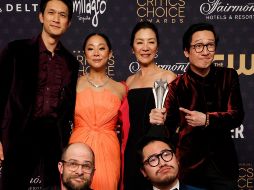 El equipo de producción y dirección agradeció sobre todo a Michelle Yeoh, la protagonista de esta historia, así como a Jamie Lee Curtis, quien no pudo acudir a la velada por estar enferma, según informaron.  AFP / F. Harrison