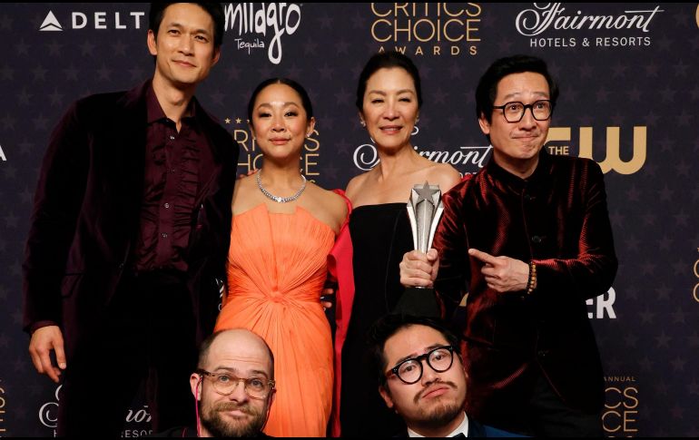El equipo de producción y dirección agradeció sobre todo a Michelle Yeoh, la protagonista de esta historia, así como a Jamie Lee Curtis, quien no pudo acudir a la velada por estar enferma, según informaron.  AFP / F. Harrison