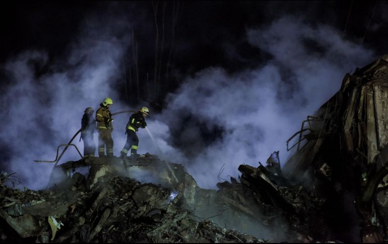 Un equipo de búsqueda y rescate trabaja sin descanso entre los escombros del edificio residencial dañado por el misil en Dnipró. EFE