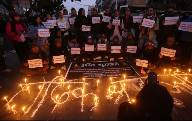 Familiares de los pasajeros y transeúntes organizan jornadas de oración en honor a las personas fallecidas en el accidente. AP/B. Rai