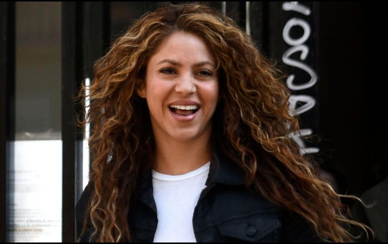 Sus seguidores se reunieron para llevarle serenata y cantar la famosa canción de Shakira en colaboración con BZRP.  AFP / ARCHIVO