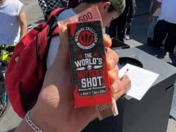 HotSpanish estaba afuera del centro comercial Plaza Patria, en Zapopan, retando a las personas que pasaban a tomar un shot de chile a cambio de dinero. ESPECIAL