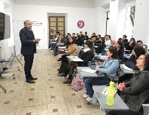 Ricardo Villanueva Lomelí explicó que todo el semestre va a estar al frente del grupo impartiendo la materia de sociología jurídica. EL INFORMADOR/A. Camacho