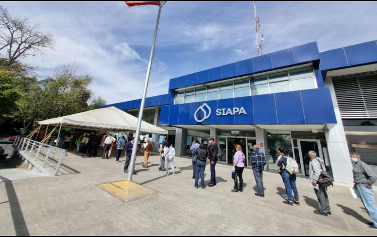 Los usuarios podrán acudir a realizar sus pagos en sucursales y centros operativos del Siapa de lunes a viernes con horario de 8:00 a 16:00 horas. EL INFORMADOR / ARCHIVO