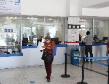 Tardan hasta 30 minutos en atender a personas en el SIAPA. ARCHIVO