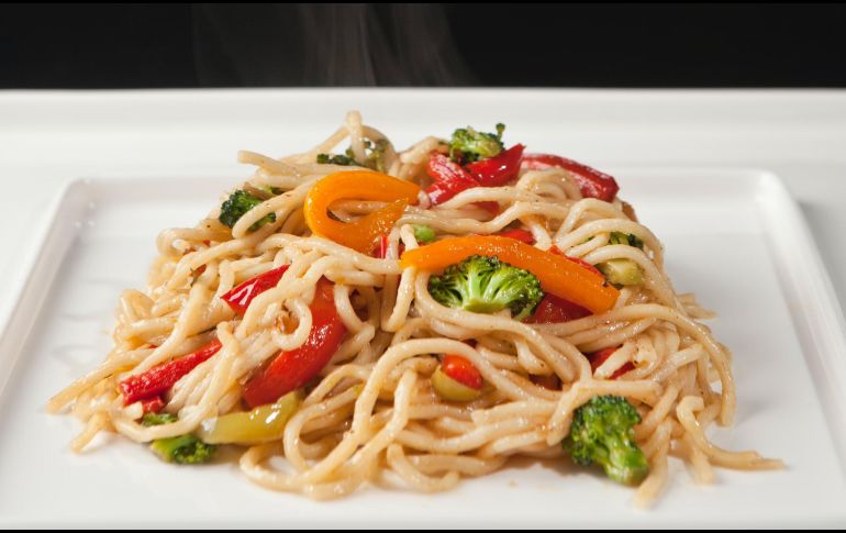 La pasta integral es uno de los carbohidratos que sí puede estar en tu dieta. ESPECIAL/Photo by Önder Örtel on Unsplash.