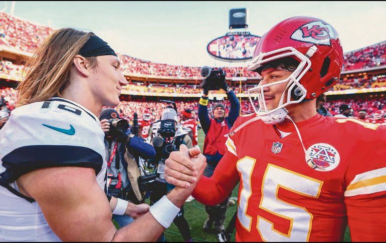 Trevor Lawrence (izq.) y Patrick Mahomes abrirán las hostilidades. ESPECIAL