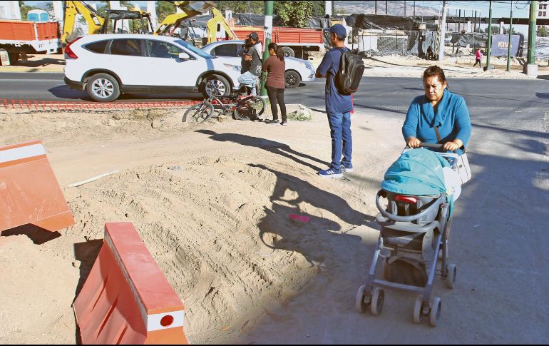 Los habitantes de esta zona de Zapopan han visto afectados sus traslados debido a las obras en los carriles laterales. EL INFORMADOR/ A. Camacho