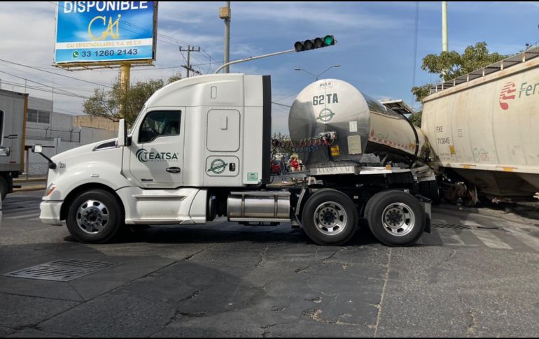 El choque fue generado por una pipa de 36 toneladas de fructuosa y uno de los vagones del tren de carga ocasionaron tráfico en la Zona Industrial de Guadalajara. ESPECIAL