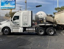 El choque fue generado por una pipa de 36 toneladas de fructuosa y uno de los vagones del tren de carga ocasionaron tráfico en la Zona Industrial de Guadalajara. ESPECIAL