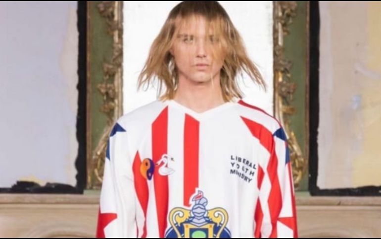 Bastante elegantes lucen las prendas con los colores de Chivas. ESPECIAL