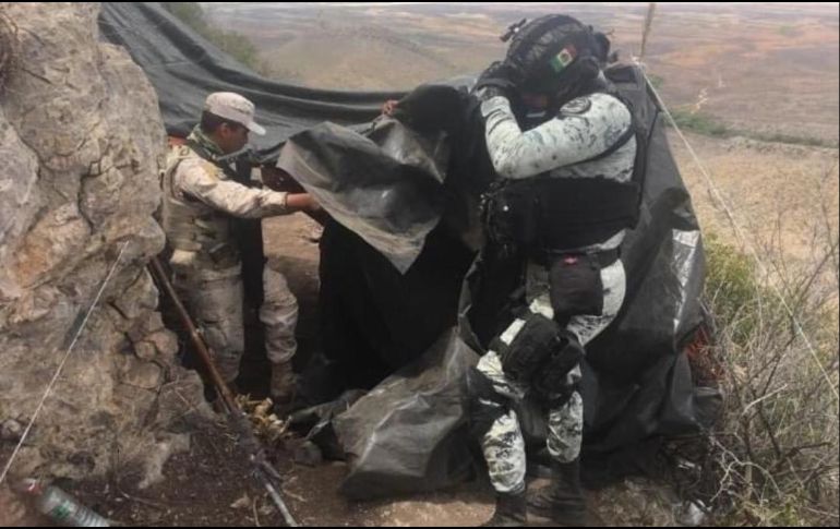 Los elementos castrenses encontraron alimentos enlatados, cobijas, ropa, binoculares, radios y un arma cuerno de chivo. TWITTER/@michelleriveraa