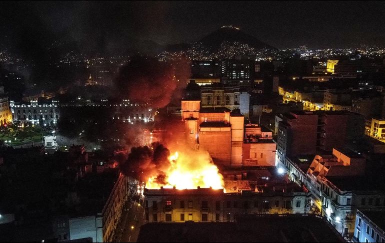 Aún no se sabe si hay víctimas en el incendio. R. Pajuelo/EFE