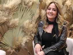 Andrea conversó con los medios de comunicación para después convivir con sus seguidores, quienes se congregaron para tomarse la foto del recuerdo y recibir una sonrisa por parte de la presentadora. EL INFORMADOR / A. Camacho