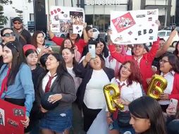 Francisco Peña, uno de los fans de RBD compartió a EL INFORMADOR que hasta antes de las 18:00 horas había cerca de 100 personas, incluso varios fanáticos lucían caracterizados como los integrantes de la emblemática banda mexicana.  CORTESÍA / Francisco Peña