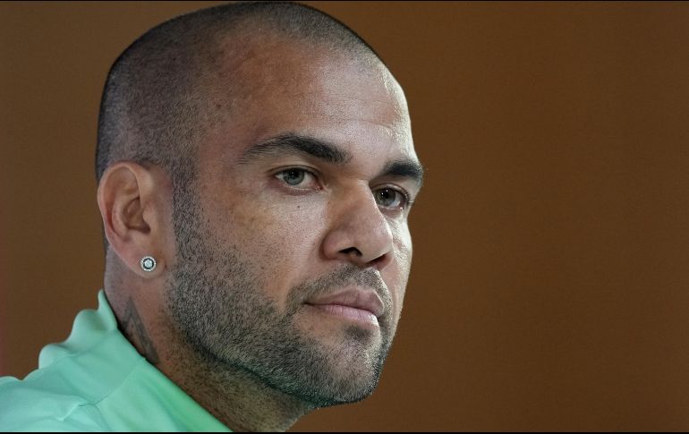 DANI ALVES. El futbolista más laureado de la historia, con 43 títulos, se encontraba de vacaciones en Barcelona antes de reincorporarse a los Pumas tras haber disputado el Mundial de Qatar 2022. AP / ARCHIVO