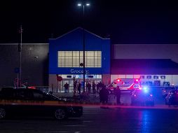Mosley trató de salir de la tienda pero fue confrontado por policías en la puerta. AP/M Brown