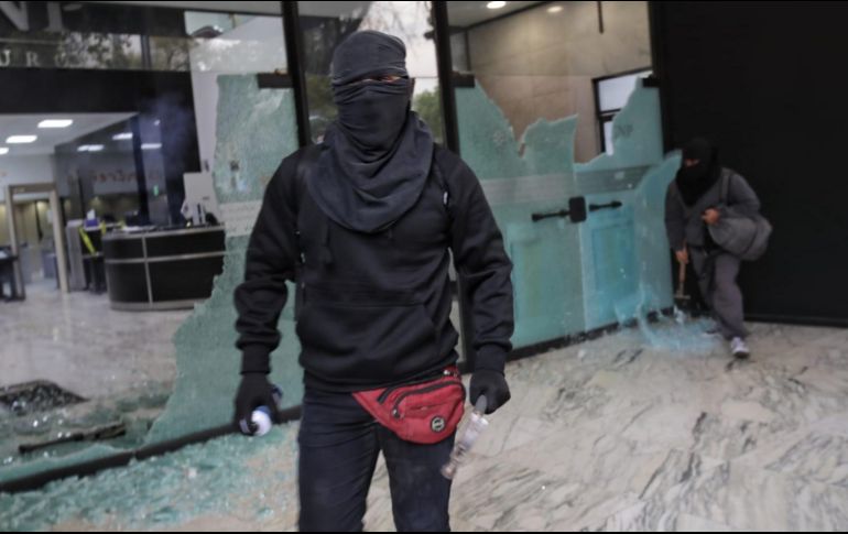 Hombres enpacupachos se hicieron presentes para realizar actos vandálicos. SUN/Fernanda Rojas