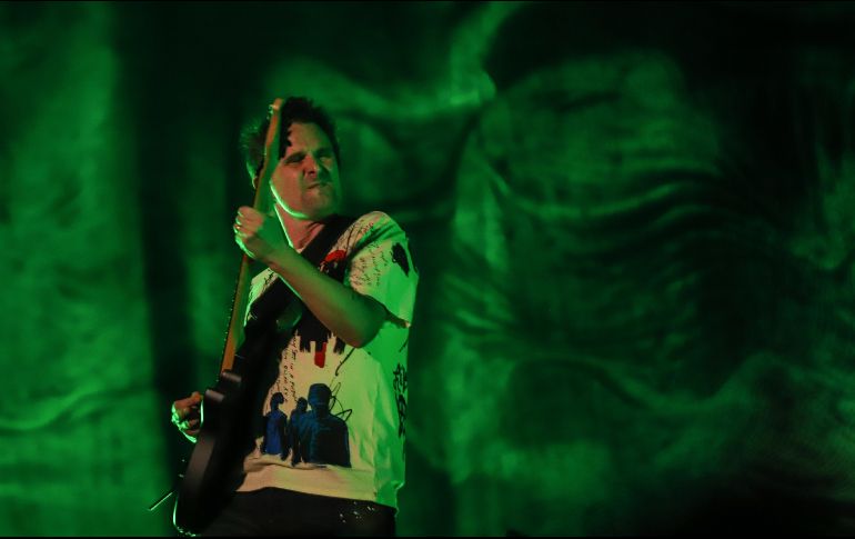 Matt Bellamy, voz y líder de la banda británica Muse, dio una eléctrica exhibición de sus dotes musicales frente a los ojos de sus fervientes fanáticos tapatíos que hicieron una gran entrada en la Arena VFG. EL INFORMADOR/C. Zepeda