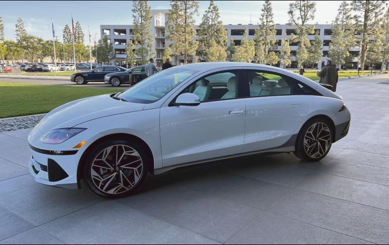El sedán eléctrico coreano es un auto capaz y más amplio de lo que parece. ESPECIAL