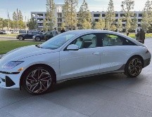 El sedán eléctrico coreano es un auto capaz y más amplio de lo que parece. ESPECIAL